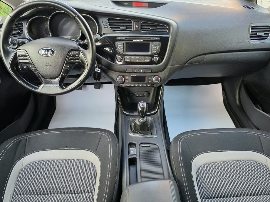 Kia Ceed 1,6 CRDi **LX EDITION**DIG.KLIMA**ALU**SERVISNA**REG 1 GOD**, fotografija 19