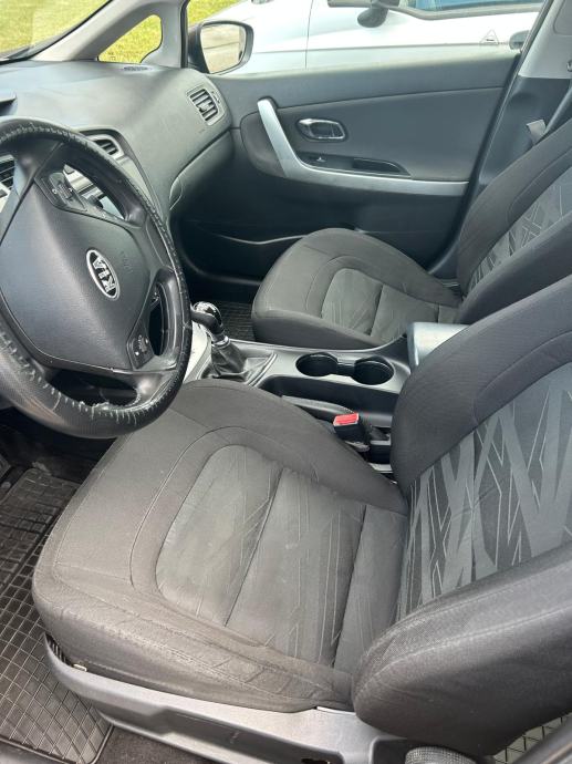 Kia Ceed (cee'd) 1,4 CRDi LX, fotografija 7