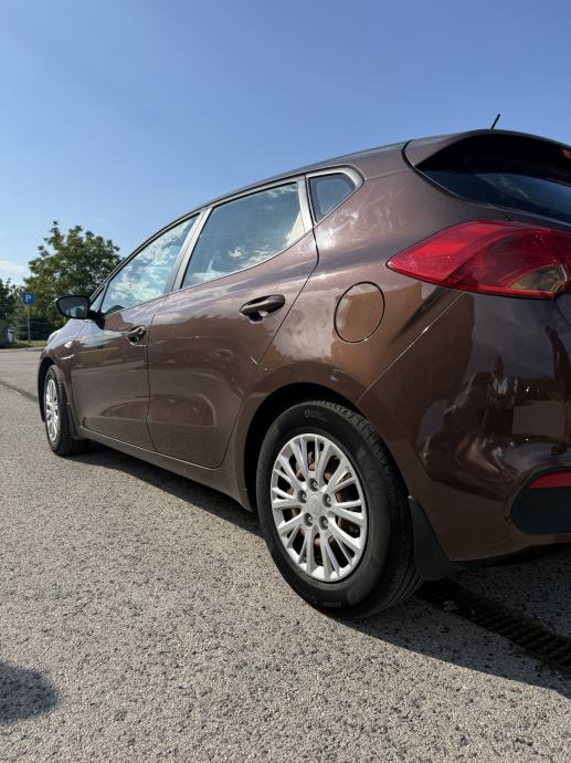 Kia Ceed (cee'd) 1,4 CRDi LX, fotografija 2