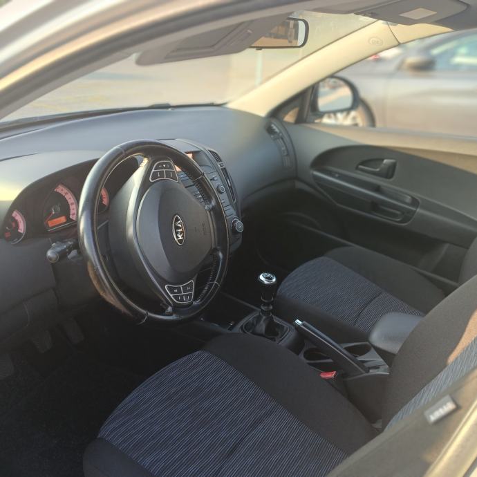 Kia Ceed (cee'd) 1,4 LX, fotografija 8