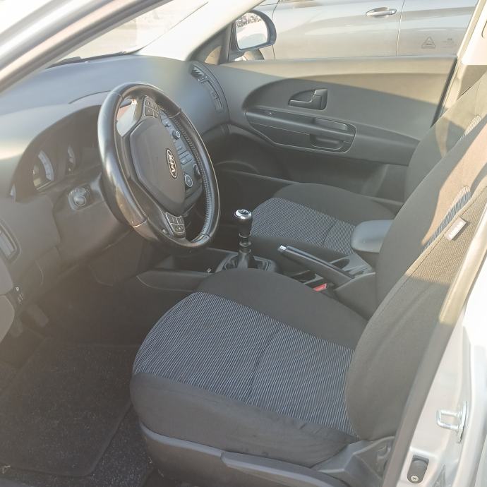 Kia Ceed (cee'd) 1,4 LX, fotografija 7