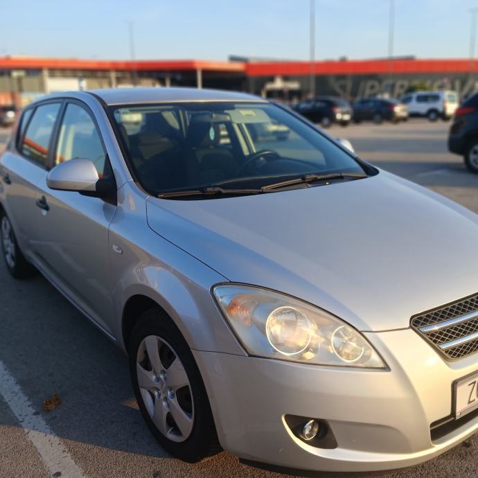 Kia Ceed (cee'd) 1,4 LX, fotografija 3