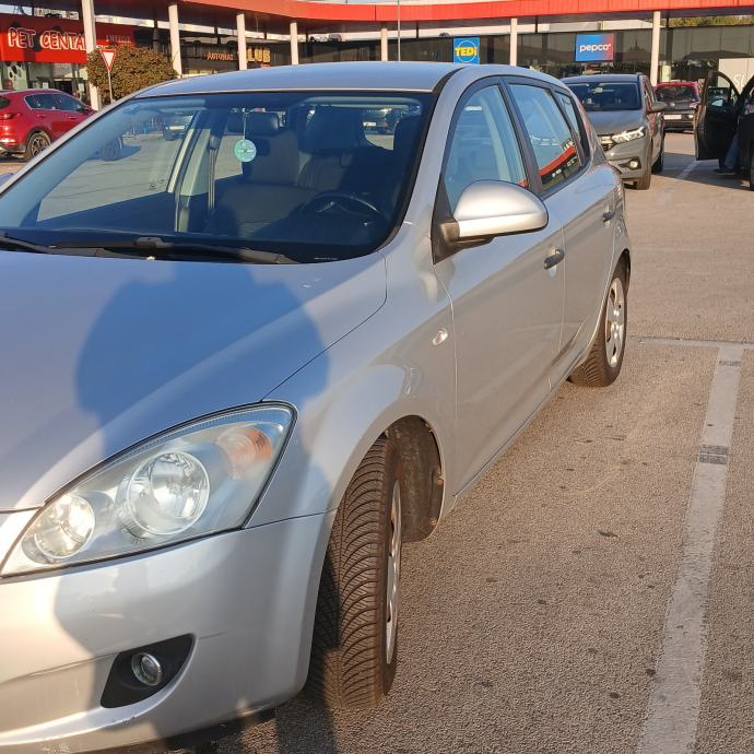 Kia Ceed (cee'd) 1,4 LX, fotografija 4