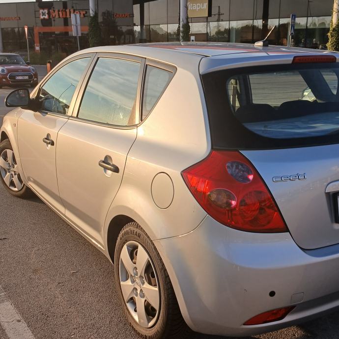 Kia Ceed (cee'd) 1,4 LX, fotografija 5