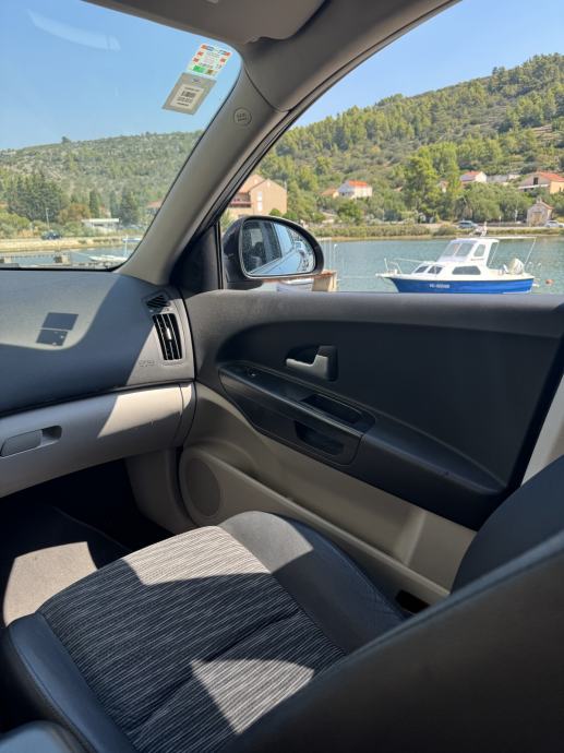 Kia Ceed (cee'd) 1,6 CRDi EX, fotografija 5