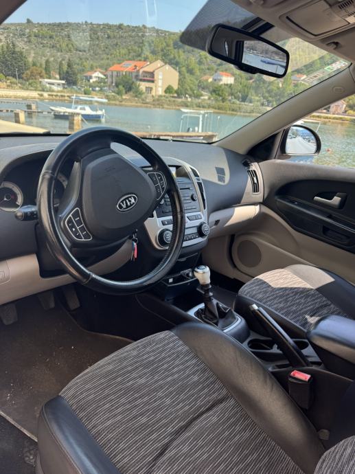 Kia Ceed (cee'd) 1,6 CRDi EX, fotografija 7