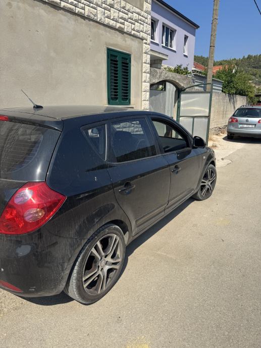 Kia Ceed (cee'd) 1,6 CRDi EX, fotografija 10