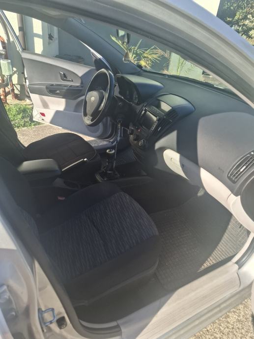 Kia Ceed (cee'd) 1,6 CRDi EX sportwagon Alu, fotografija 9