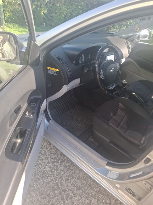 Kia Ceed (cee'd) 1,6 CRDi EX sportwagon Alu, fotografija 7