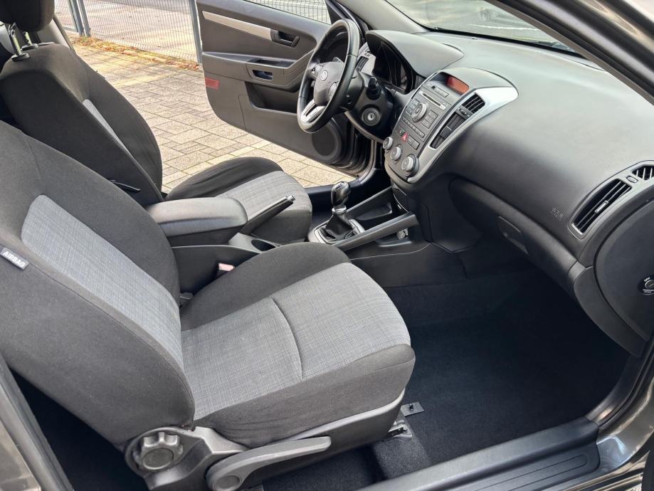 Kia Pro Ceed 1.4 benzin, kupljena u HR., samo 136ooo kilometara!, fotografija 13