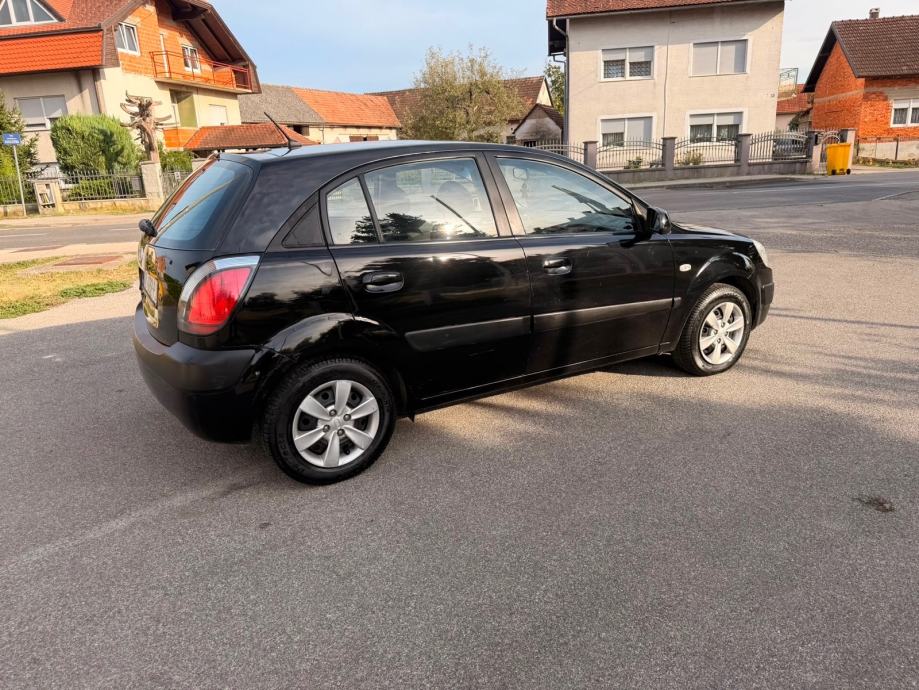 Kia Rio 1,4 i EX PLIN BENZIN AUTO ODLICAN, fotografija 5