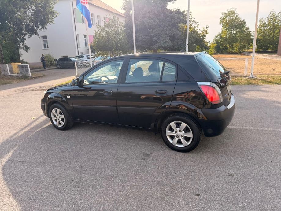 Kia Rio 1,4 i EX PLIN BENZIN AUTO ODLICAN, fotografija 17
