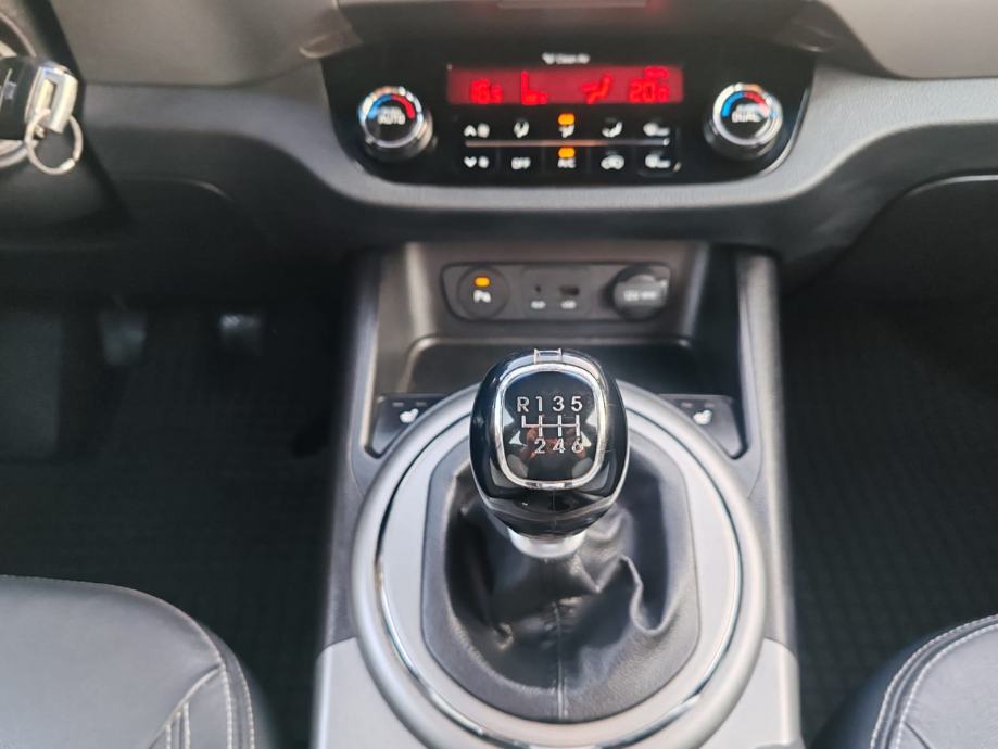 Kia Sportage 2,0 CRDi AWD, 158000 KM, 2015 G, KARTICE DO 36 RATA, fotografija 15