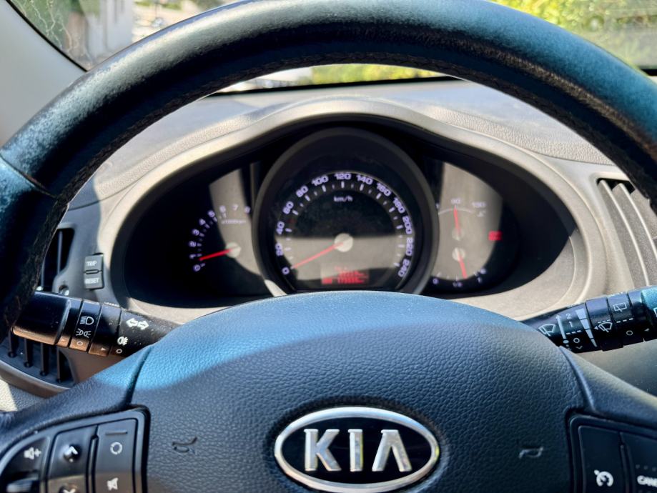 Kia Sportage 2WD 1,6 / Garažiran, očuvan, redovno servisiran, fotografija 5