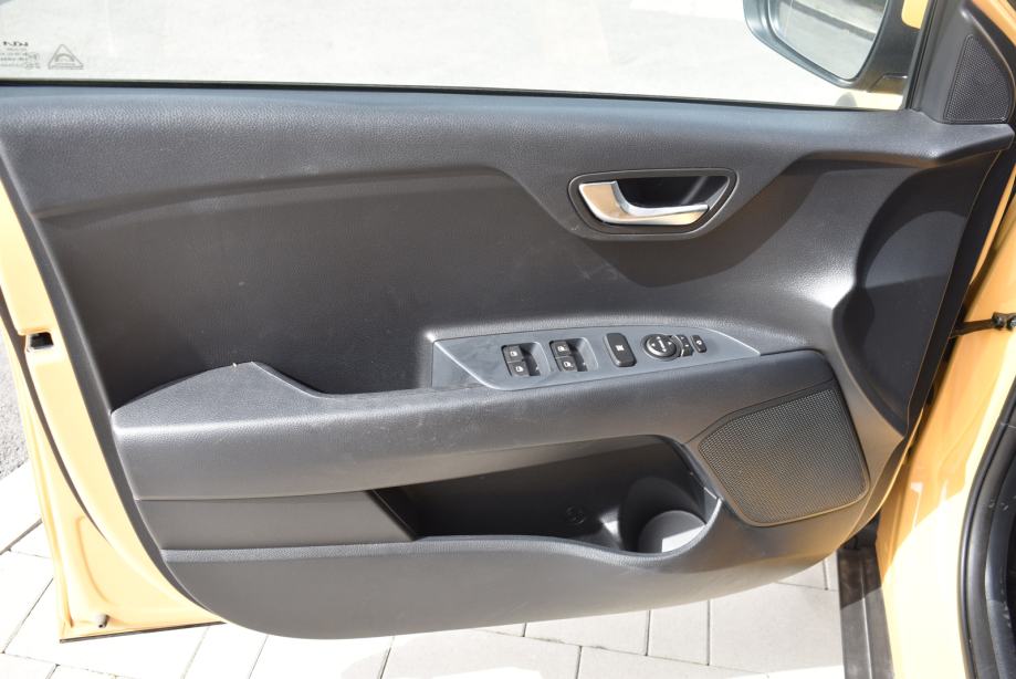 Kia Stonic 1.2 GAS LX URBAN, NAVIGACIJA, STRAŽNJA KAMERA, TEMPOMAT, fotografija 19
