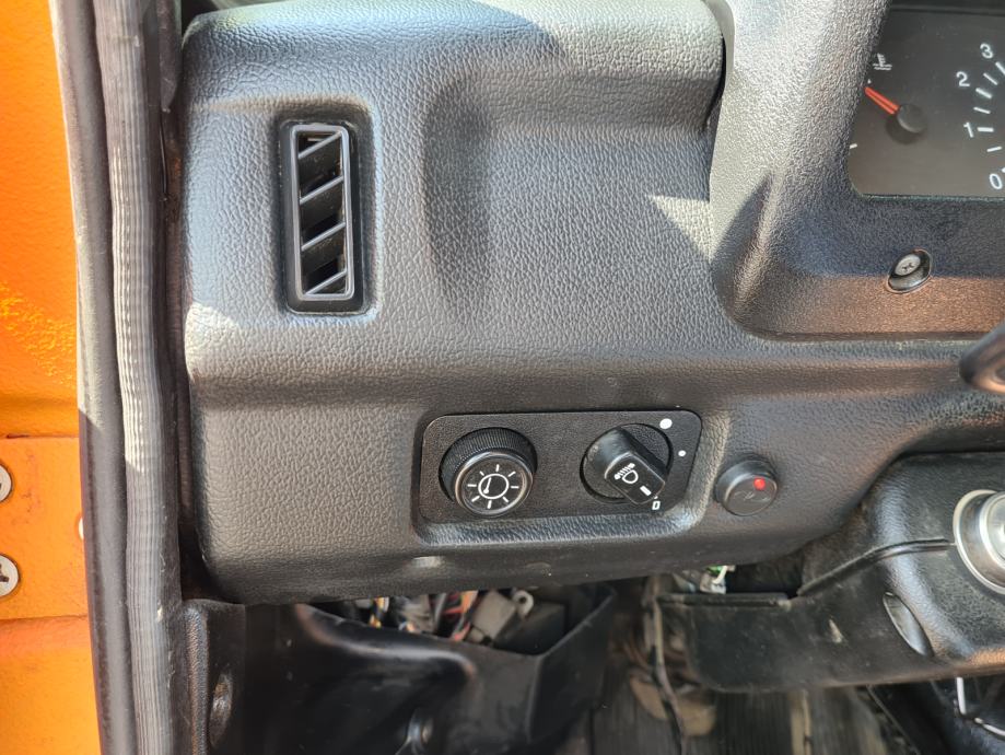 *LADA NIVA * NOVI PLIN LOVATO, KLIMA ,SERVO,KUKA, 2011 god.