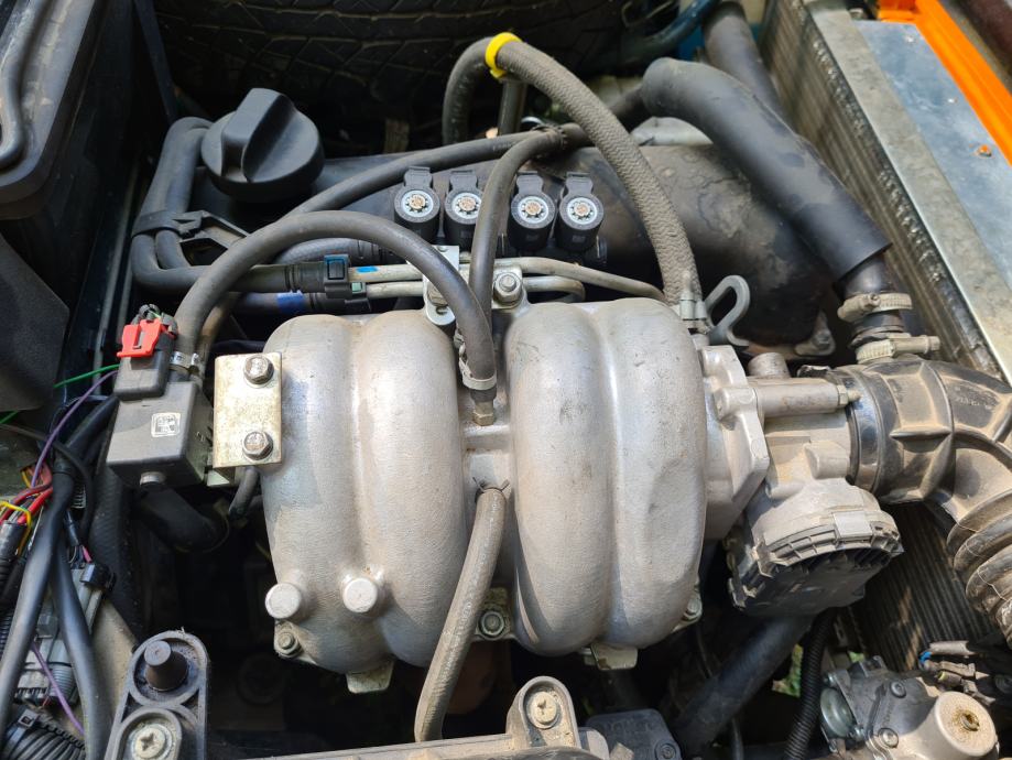 *LADA NIVA * NOVI PLIN LOVATO, KLIMA ,SERVO,KUKA, 2011 god.