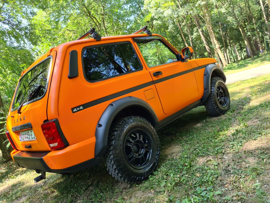 *LADA NIVA * NOVI PLIN LOVATO, KLIMA ,SERVO,KUKA, 2011 god.