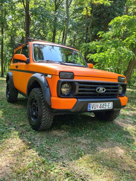 *LADA NIVA * NOVI PLIN LOVATO, KLIMA ,SERVO,KUKA, 2011 god.