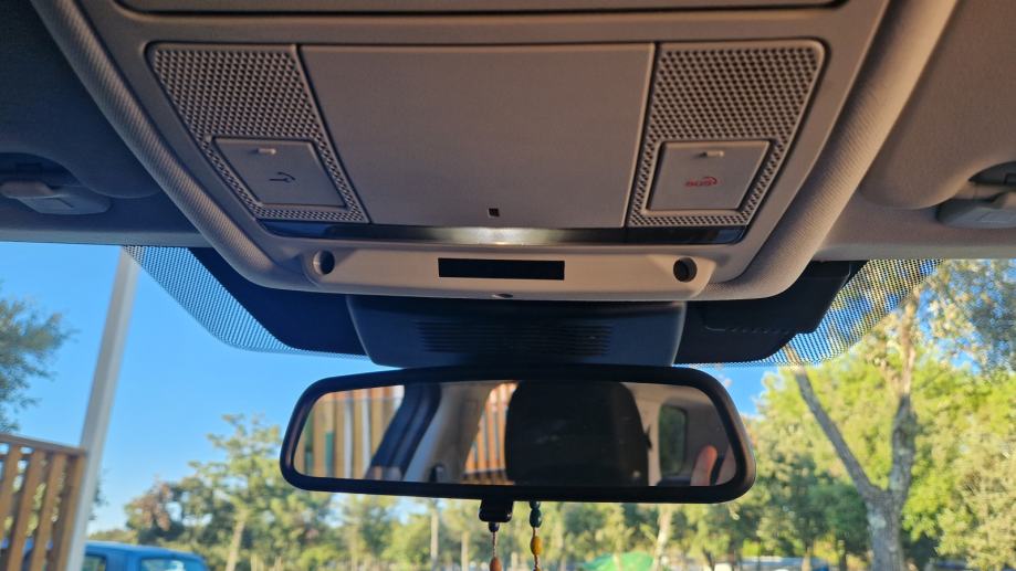 Land Rover Discovery Sport SE automatik, fotografija 15