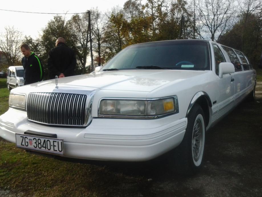 Lincoln Towncar stretch couch limuzina