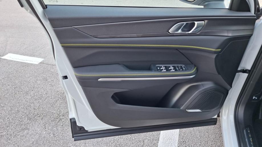 Lynk & Co 01 1.5 PHEV A/T 7DCT FWD, 360 Kamera, Panorama, Jamstvo, fotografija 19