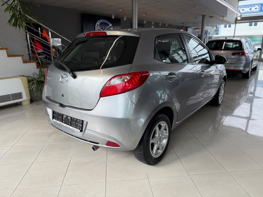 Mazda 2 1,3 i CE Pro SERVISNA KLIMA ALU, fotografija 7