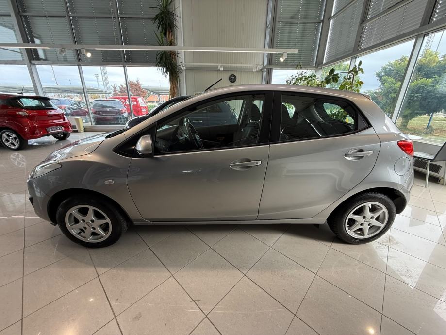 Mazda 2 1,3 i CE Pro SERVISNA KLIMA ALU, fotografija 4