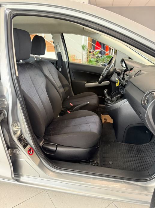 Mazda 2 1,3 i CE Pro SERVISNA KLIMA ALU, fotografija 12