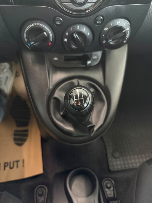 Mazda 2 1,3 i CE Pro SERVISNA KLIMA ALU, fotografija 16