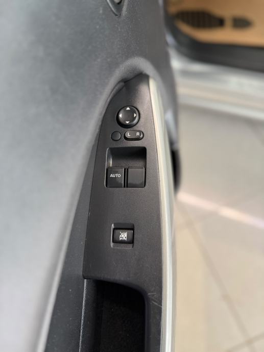 Mazda 2 1,3 i CE Pro SERVISNA KLIMA ALU, fotografija 17