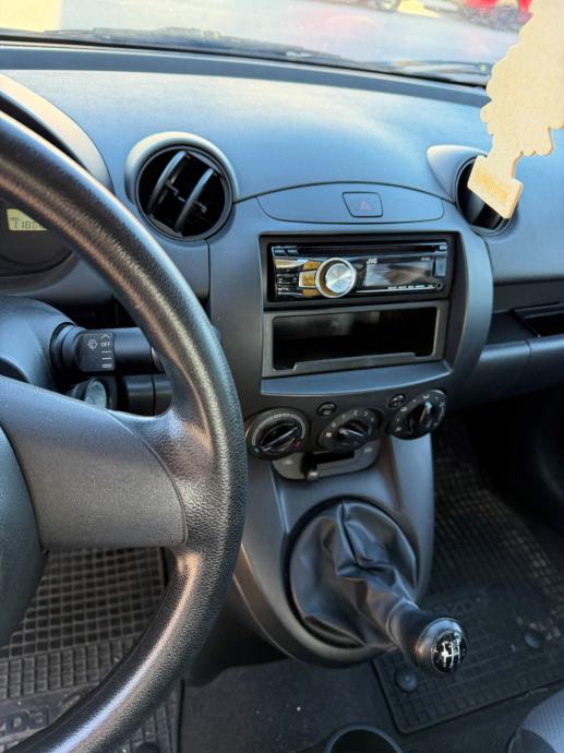 Mazda 2 1,3 i CE Pro, fotografija 6