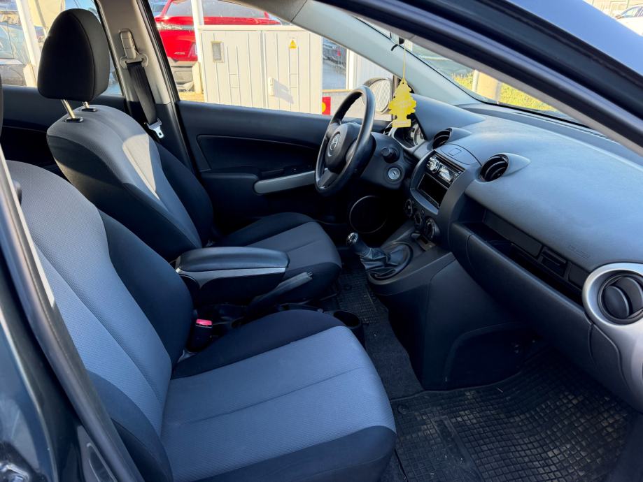 Mazda 2 1,3 i CE Pro, fotografija 9