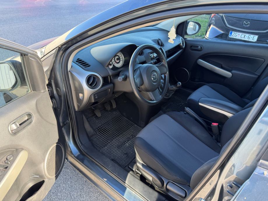 Mazda 2 1,3 i CE Pro, fotografija 8