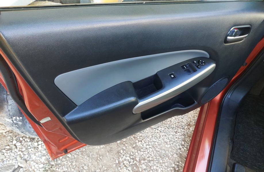 Mazda 2 1,3 i CE, fotografija 12