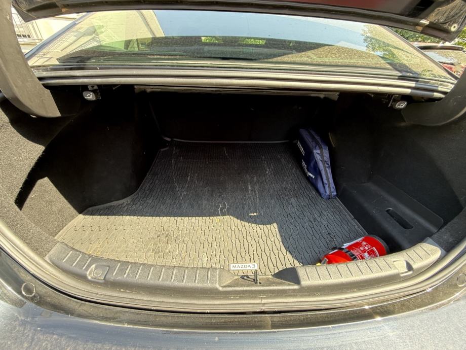 Mazda 3 X186 sedan automatik, prvi vlasnik, Bose audio, fotografija 9