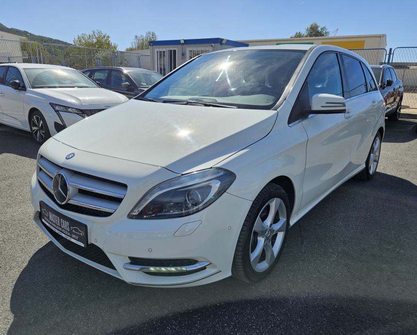MERCEDES 180 CDI • SPORT PAKET • NOVE GUME I VELIKI SERVIS • JAMSTVO, fotografija 5