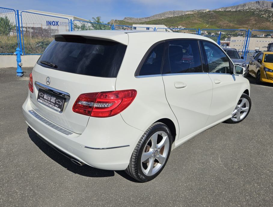 MERCEDES 180 CDI • SPORT PAKET • NOVE GUME I VELIKI SERVIS • JAMSTVO, fotografija 3
