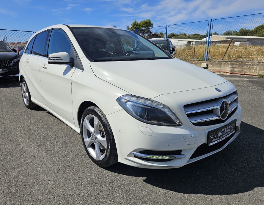 MERCEDES 180 CDI • SPORT PAKET • NOVE GUME I VELIKI SERVIS • JAMSTVO, fotografija 7