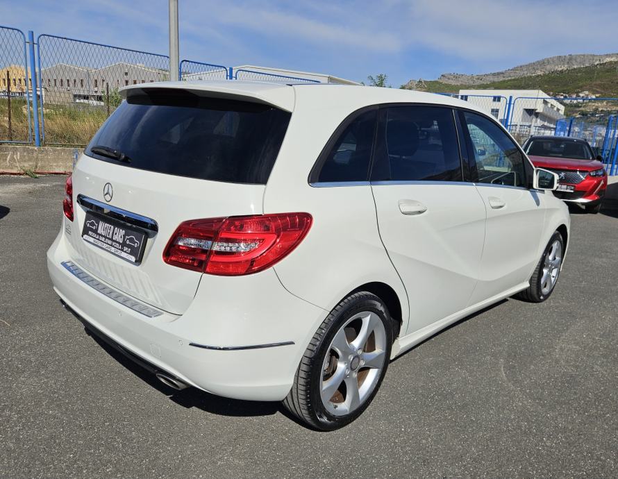 MERCEDES 180 CDI • SPORT PAKET • NOVE GUME I VELIKI SERVIS • JAMSTVO, fotografija 9