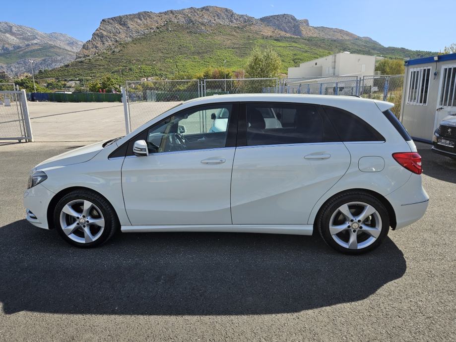 MERCEDES 180 CDI • SPORT PAKET • NOVE GUME I VELIKI SERVIS • JAMSTVO, fotografija 12