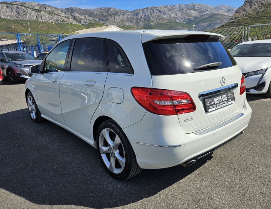 MERCEDES 180 CDI • SPORT PAKET • NOVE GUME I VELIKI SERVIS • JAMSTVO, fotografija 11