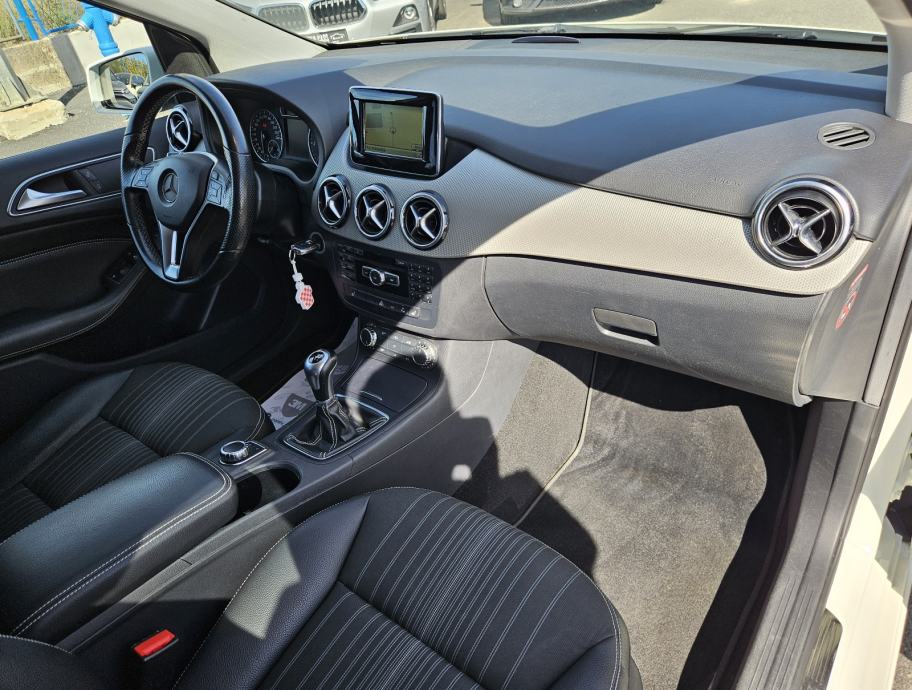 MERCEDES 180 CDI • SPORT PAKET • NOVE GUME I VELIKI SERVIS • JAMSTVO, fotografija 14
