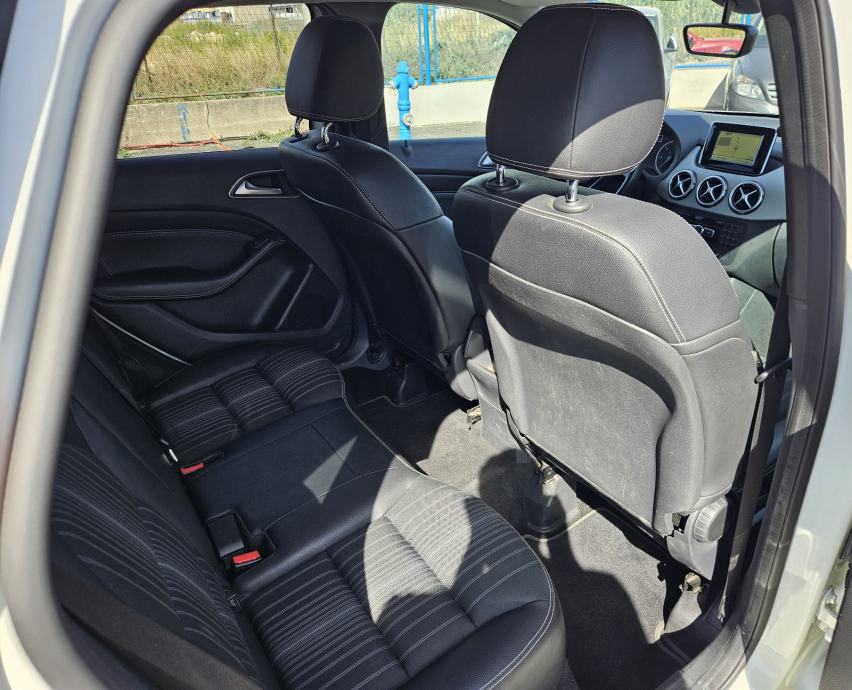 MERCEDES 180 CDI • SPORT PAKET • NOVE GUME I VELIKI SERVIS • JAMSTVO, fotografija 16
