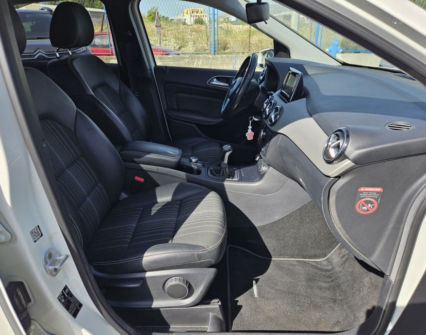 MERCEDES 180 CDI • SPORT PAKET • NOVE GUME I VELIKI SERVIS • JAMSTVO, fotografija 15