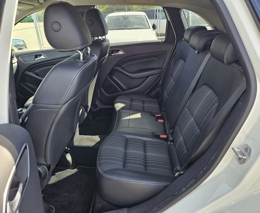 MERCEDES 180 CDI • SPORT PAKET • NOVE GUME I VELIKI SERVIS • JAMSTVO, fotografija 17