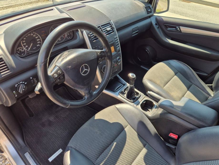 Mercedes-Benz A-klasa 160 CDI BlueEfficiency,servisiran,odličan, fotografija 9