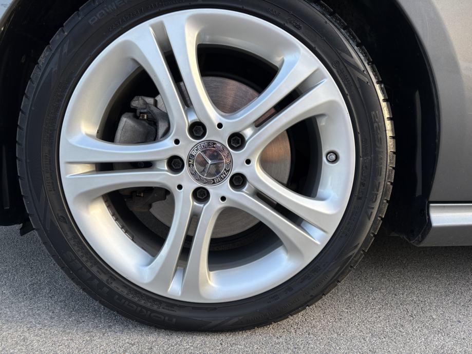 Mercedes-Benz A-klasa A200D Automatik,NAVI, 2 SETA KOTAČA, fotografija 9
