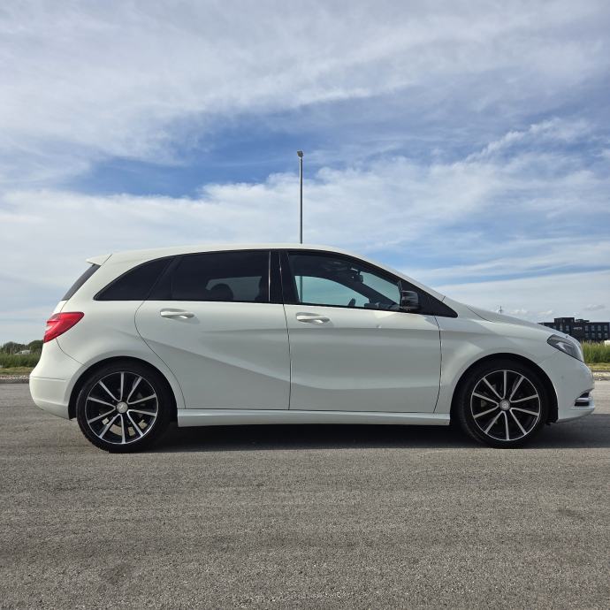 Mercedes-Benz B-klasa 180 CDI,reg. 9/2027,bixenon,panorama 2 seta guma, fotografija 4