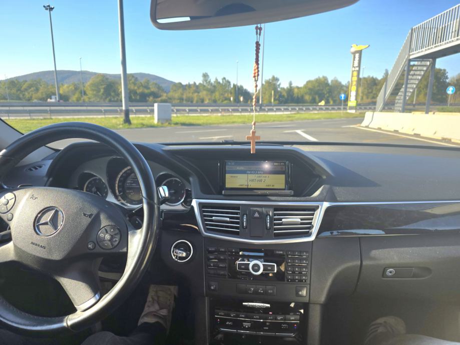 Mercedes-Benz E-klasa 200 automatik, fotografija 11